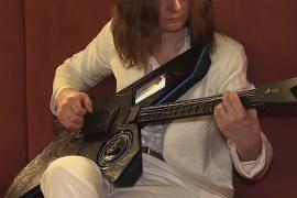 В России изобрели гитару для людей с инвалидностью