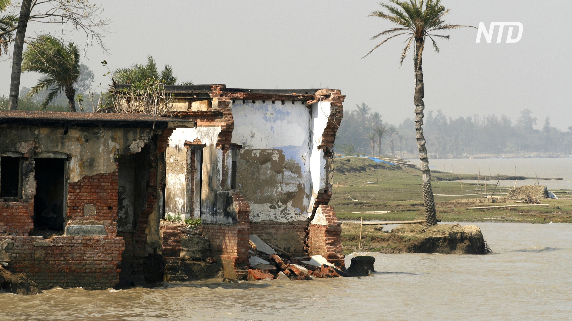 Индийская деревня постепенно сползает в реку из-за эрозии берега