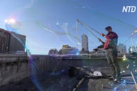 В Сан-Франциско мужчина развлекает прохожих, выдувая огромные мыльные пузыри