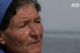 75-летняя женщина-рыбак разговаривает с морем о своих проблемах