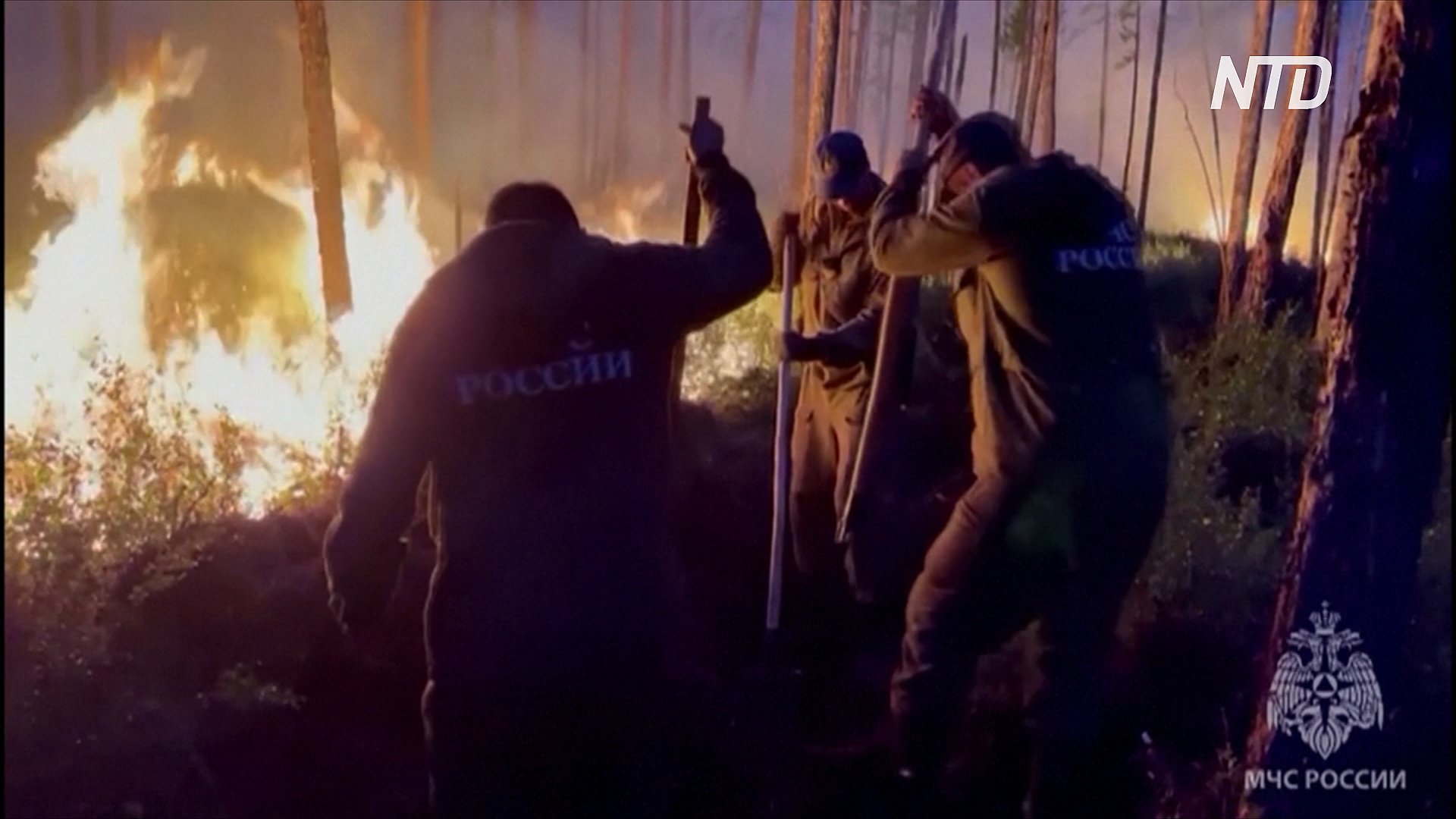 Тушат на земле и с воздуха: в Якутии усмиряют огненную стихию