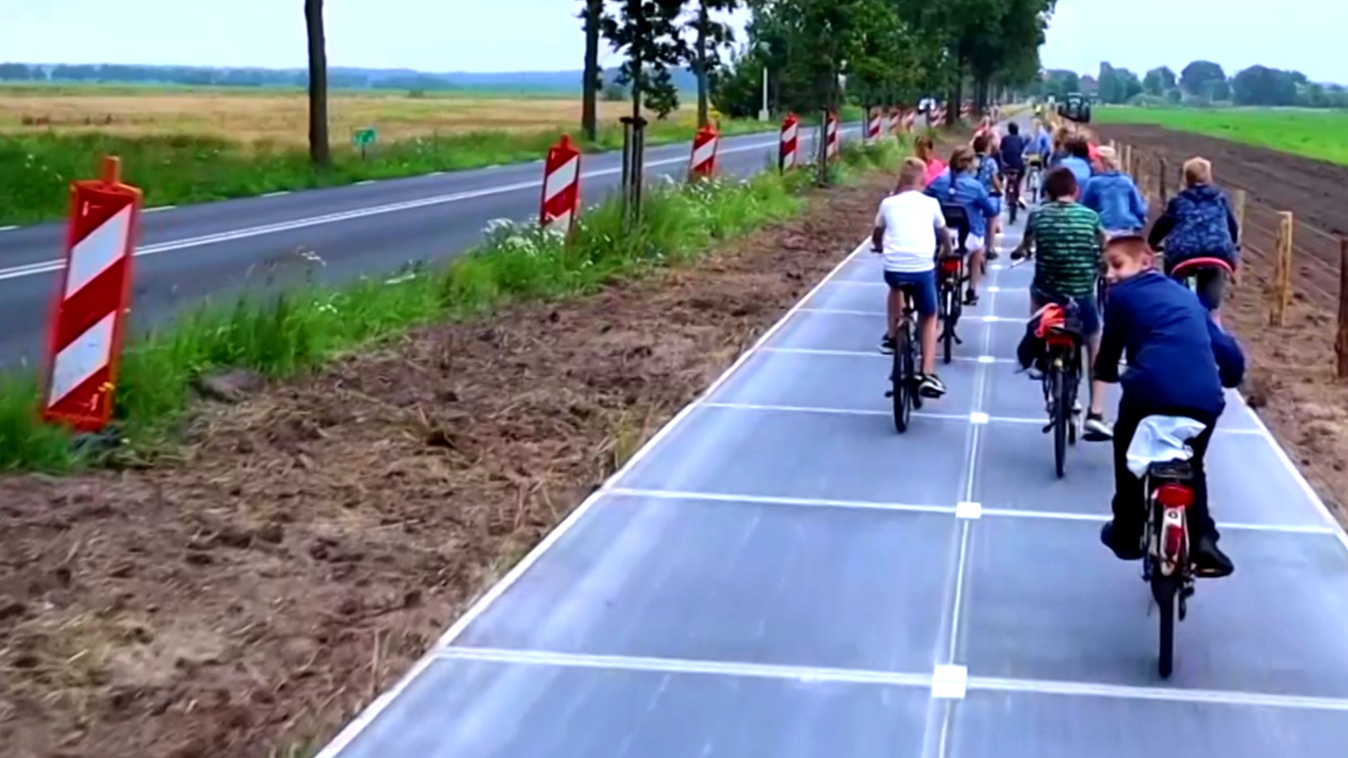 Где открыли самую длинную велодорожку из солнечных панелей