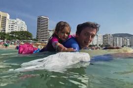 Спасает рыбу и черепах: 4-летняя девочка очищает от мусора залив Гуанабара