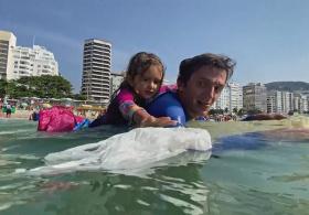 Спасает рыбу и черепах: 4-летняя девочка очищает от мусора залив Гуанабара