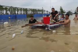 «Без еды, воды и электричества»: наводнение на три дня отрезало Чжэнчжоу от мира