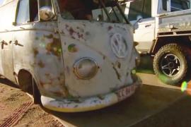 Австралийские мастера ищут брошенные авто в пустыне, чтобы их восстановить
