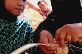 Все жительницы египетской деревни плетут изделия из пальмовых листьев