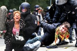 Заламывали руки и волокли силой: в Германии разогнали протесты против «антиковидных» мер