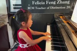 Вундеркинд: 4-летняя пианистка готовится покорить мировые сцены