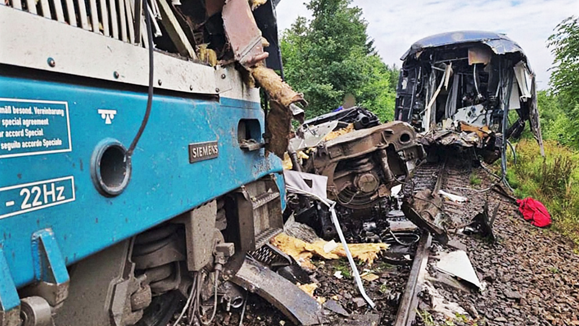 Трое погибших, десятки пострадавших: в Чехии выясняют причину столкновения двух пассажирских поездов