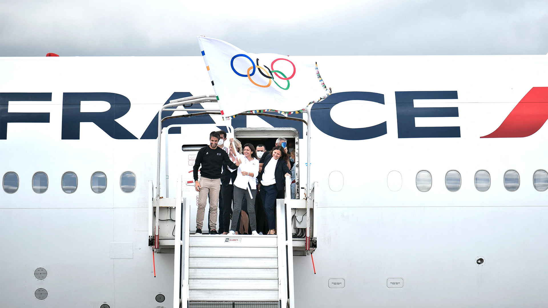 Олимпийский флаг прилетел в Париж
