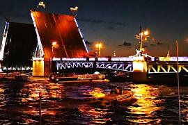 «Поющие мосты»: ночное шоу музыки и света в Санкт-Петербурге