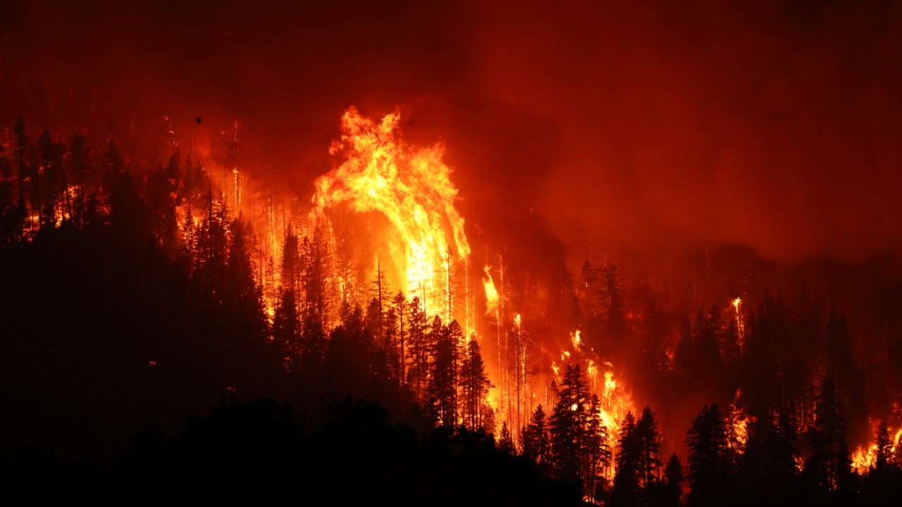 Два крупнейших пожара в Калифорнии сдержать пока не удаётся