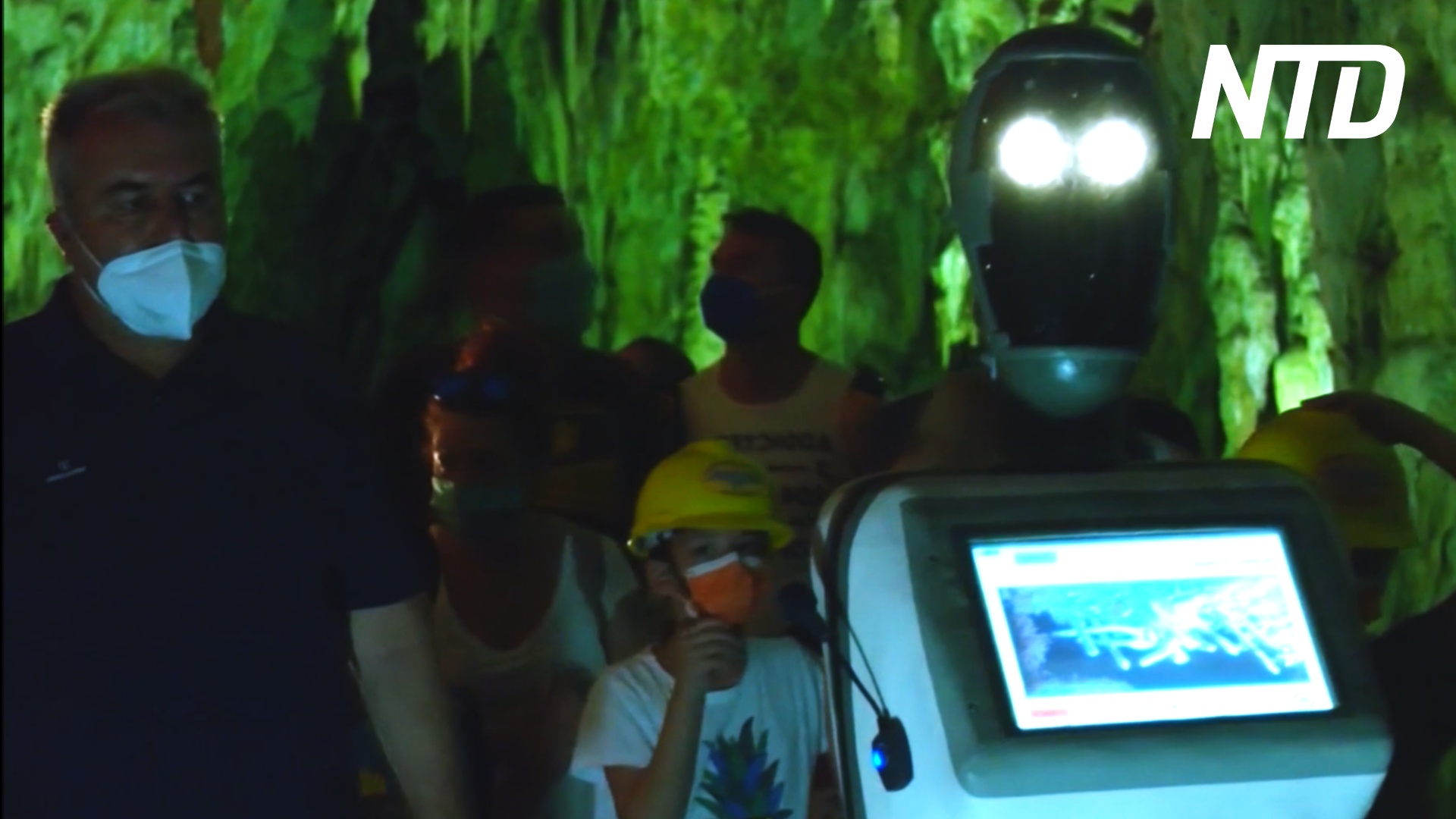 Робот-гид водит туристов по греческой пещере