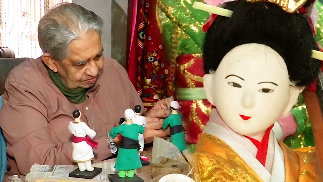 Бывший индийский инженер уже 30 лет делает красочных кукол