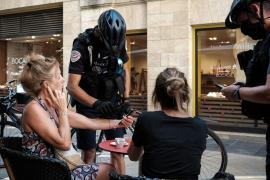 Полиция Парижа патрулирует рестораны в поисках беспрививочников