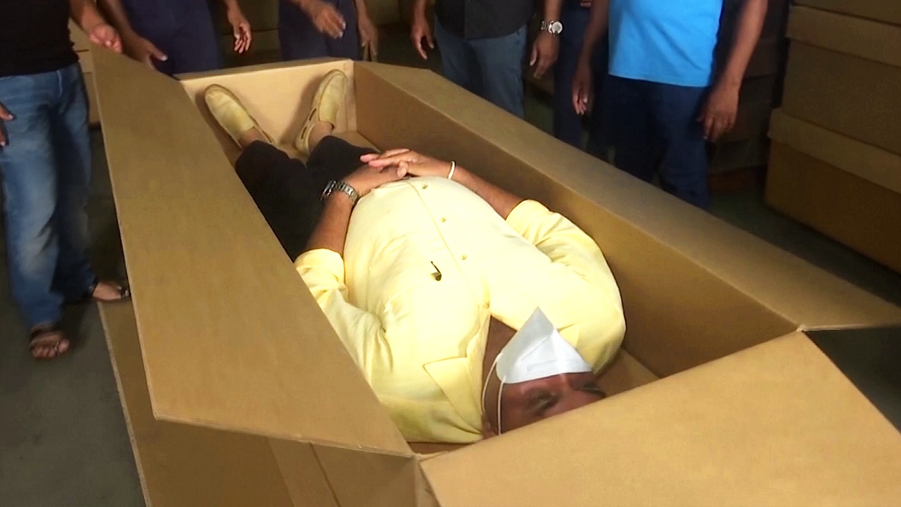 На Шри-Ланке делают картонные гробы из-за роста смертей от COVID-19