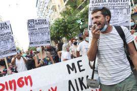 Медики Греции вышли на протест против обязательной вакцинации