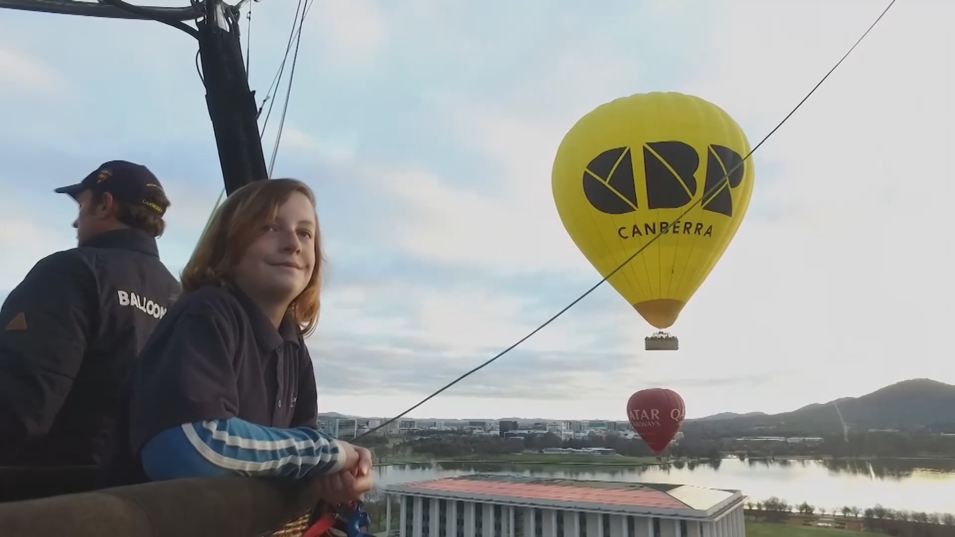11-летний австралиец работает вторым пилотом на воздушном шаре