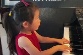 4-летняя пианистка готовится покорить мировые сцены