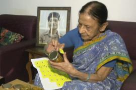 87-летняя женщина переболела COVID, а теперь помогает другим