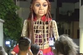 Гигантская кукла девочки-беженки пройдёт по маршруту мигрантов 8000 км