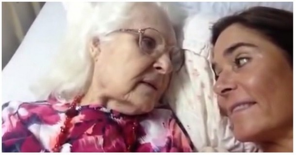 Видео общения 87-летней женщины с дочерью стало вирусным