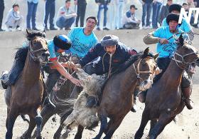 Охота с беркутом и собачьи бега: фестиваль игр кочевников в Кыргызстане