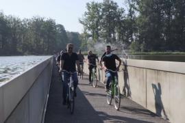 На велосипеде сквозь пруд: в Бельгии сделали уникальную велодорожку