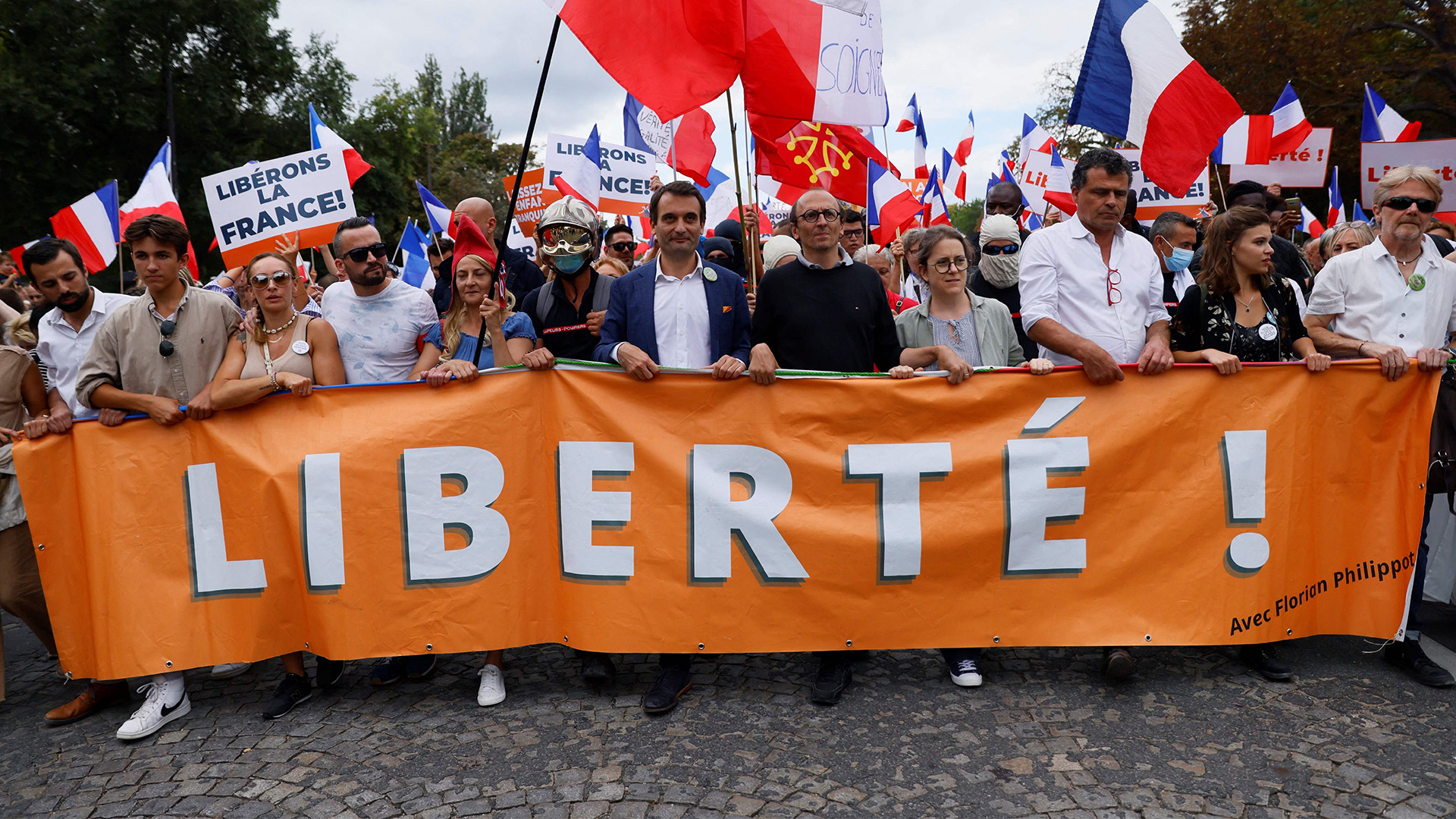 Тысячи французов снова протестовали против обязательной вакцинации