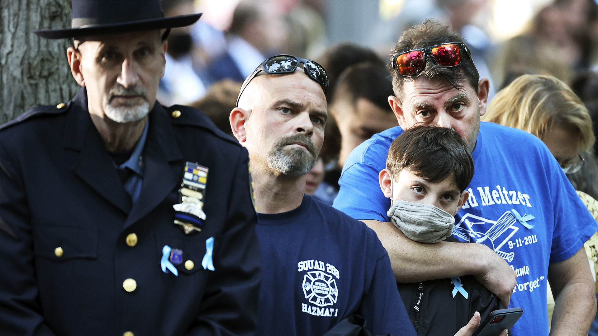 Люди со всего мира поминают в Нью-Йорке погибших 11 сентября