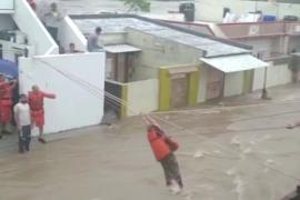 Наводнения в Индии: спасатели работают не покладая рук