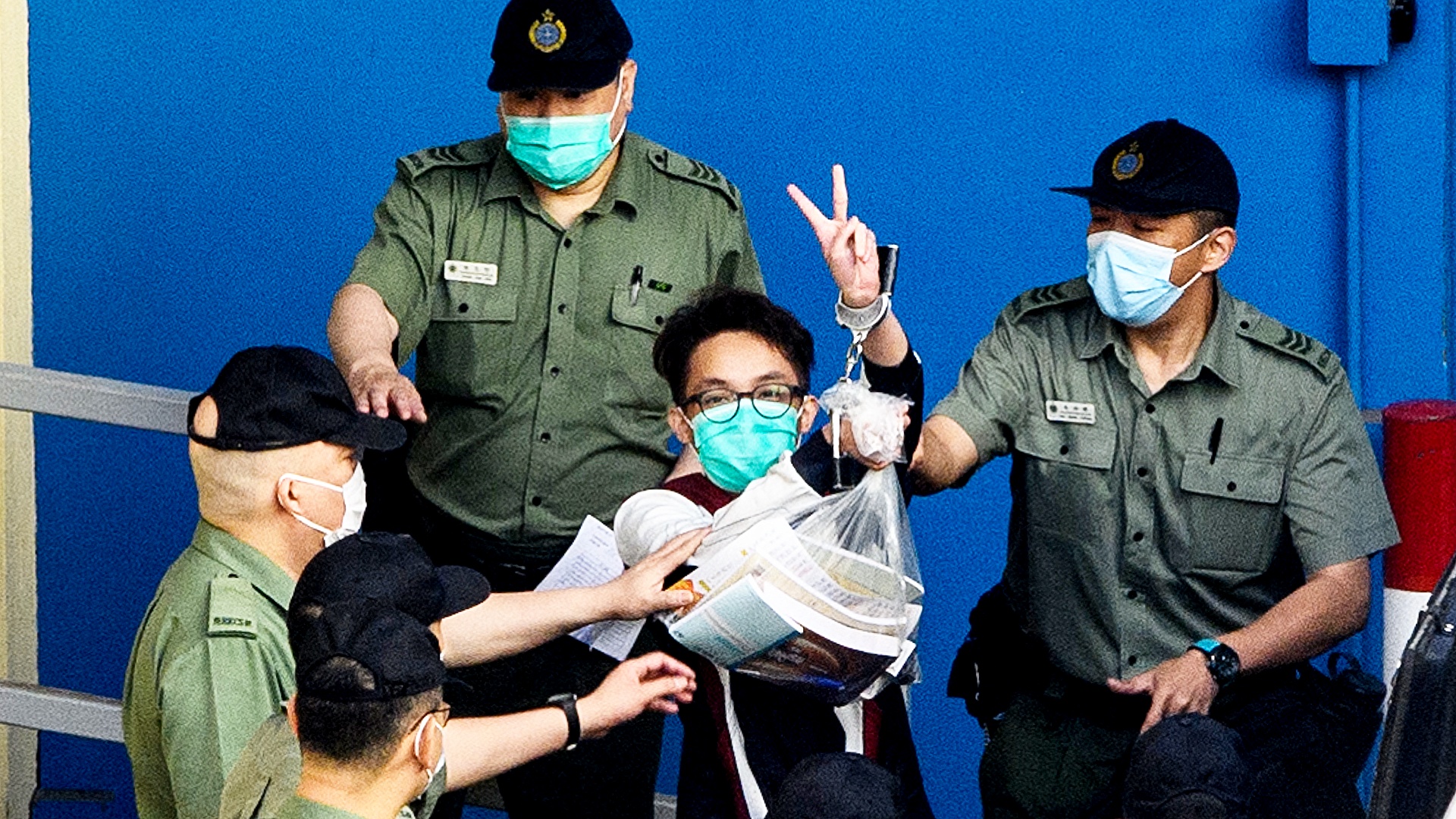 Девятерых активистов Гонконга приговорили к месяцам тюрьмы