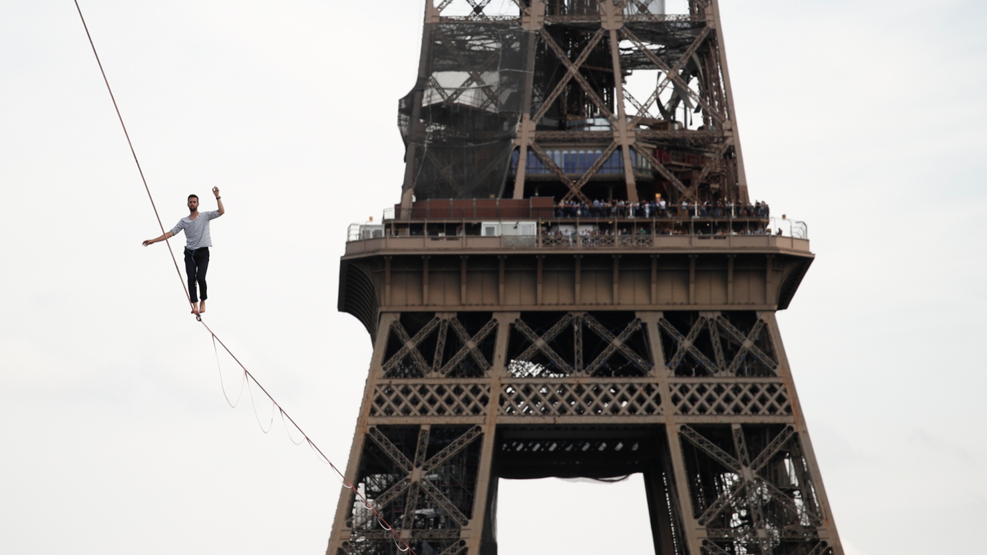 Слэклайнер прогулялся над Парижем на высоте 70 метров