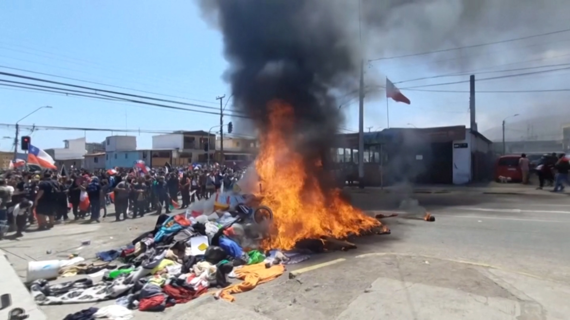 Венесуэльских мигрантов напугал гневный протест чилийцев
