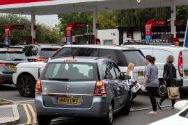 Почему британские водители в панике скупают бензин