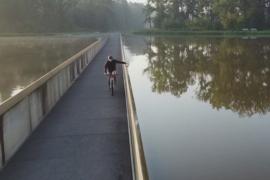 Велодорожка в пруду появилась в Бельгии