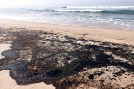 Прорыв трубопровода в Калифорнии: пустые пляжи с пятнами нефти