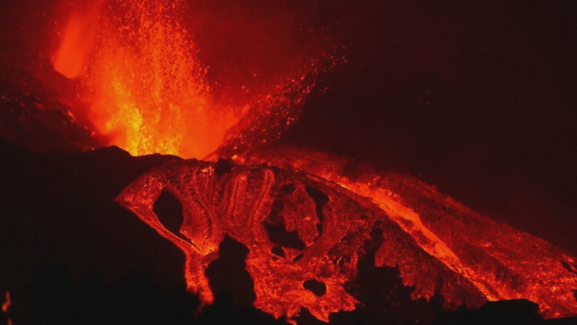 «Страшно и красиво»: посмотреть на извергающийся вулкан на острове Пальма тянутся туристы