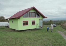 Босниец построил вращающийся дом, чтобы угодить жене