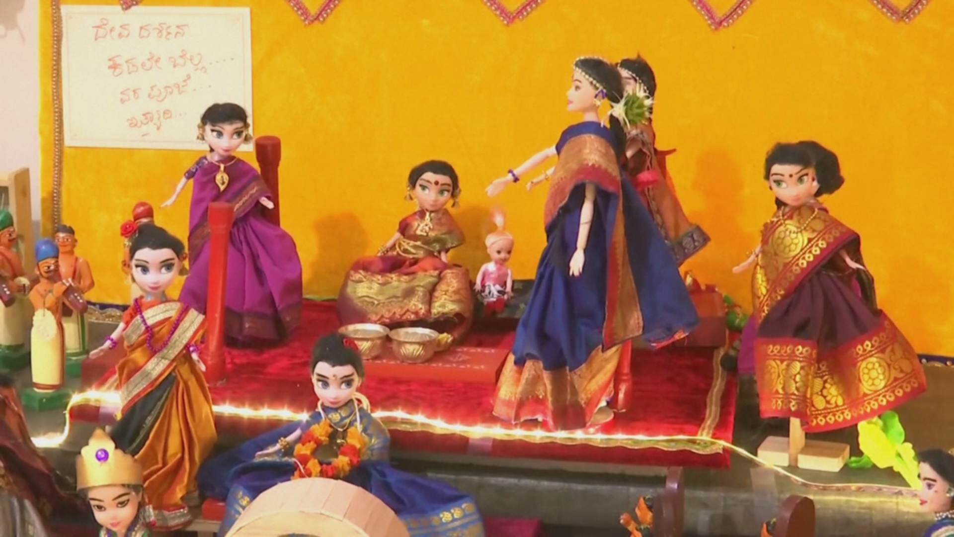 Индианка собрала 10 000 традиционных кукол и выставляет их раз в году