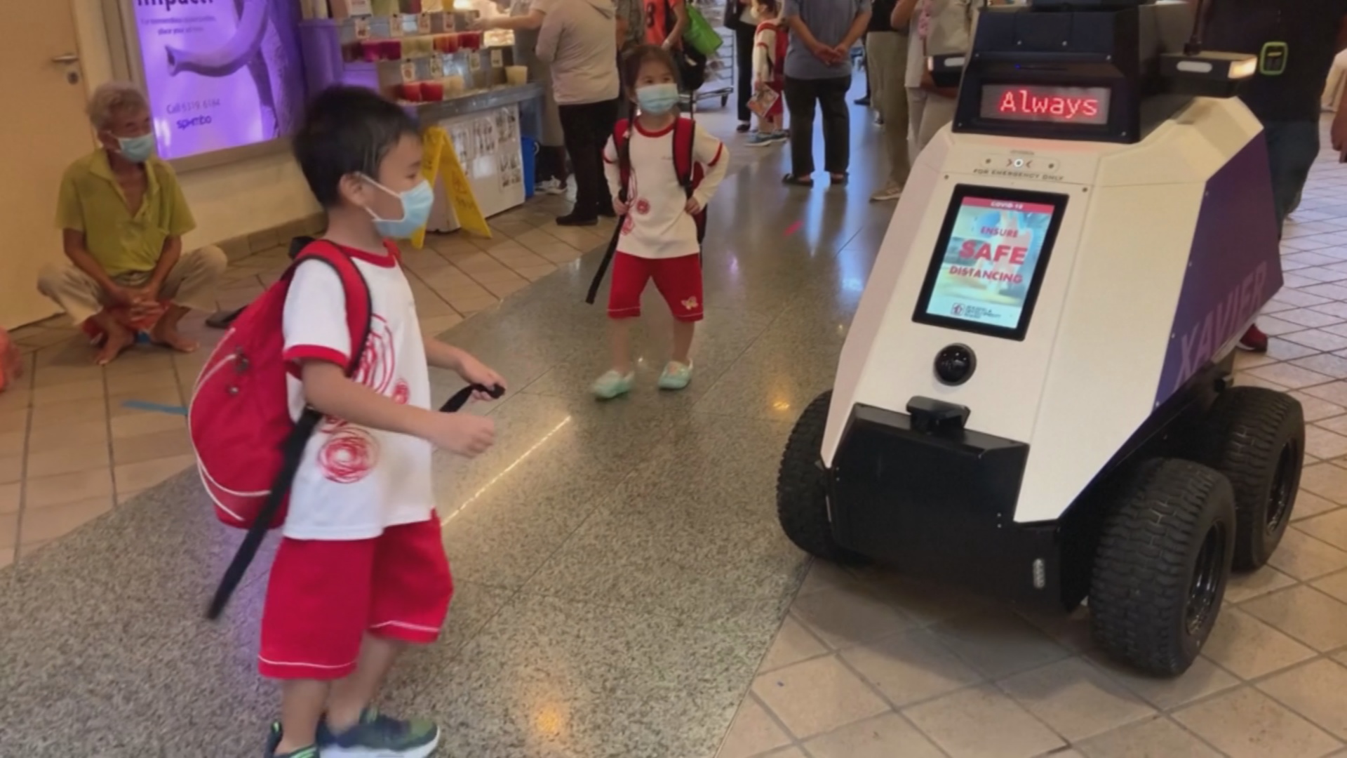 Роботы-патрульные следят за порядком в Сингапуре