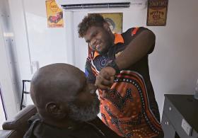 Австралийский абориген идёт к своей мечте, учась на парикмахера