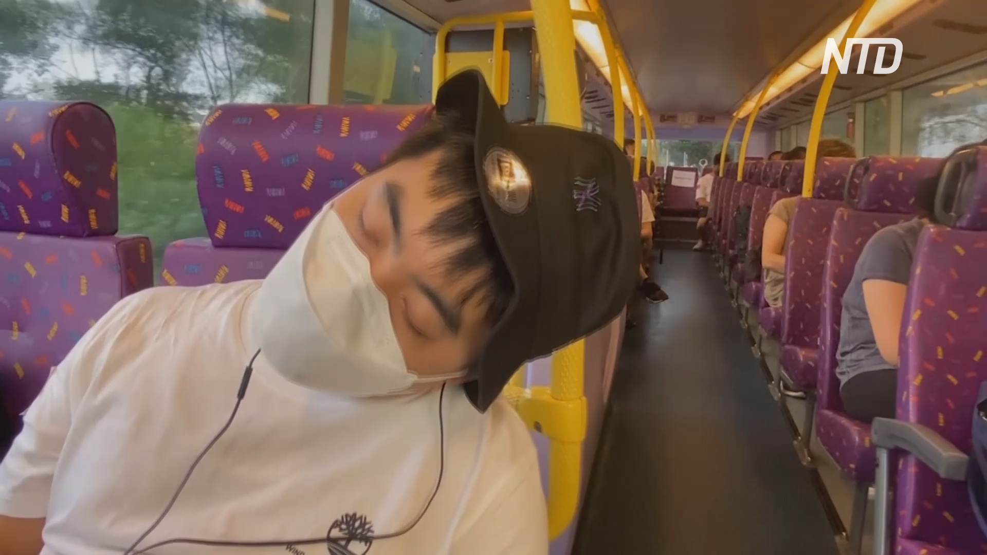 Гонконгцев катают по 5 часов в автобусе, чтобы дать им выспаться