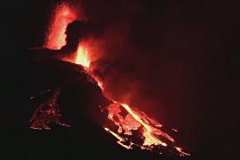 Лава вытекает из обвалившегося конуса вулкана на Пальме