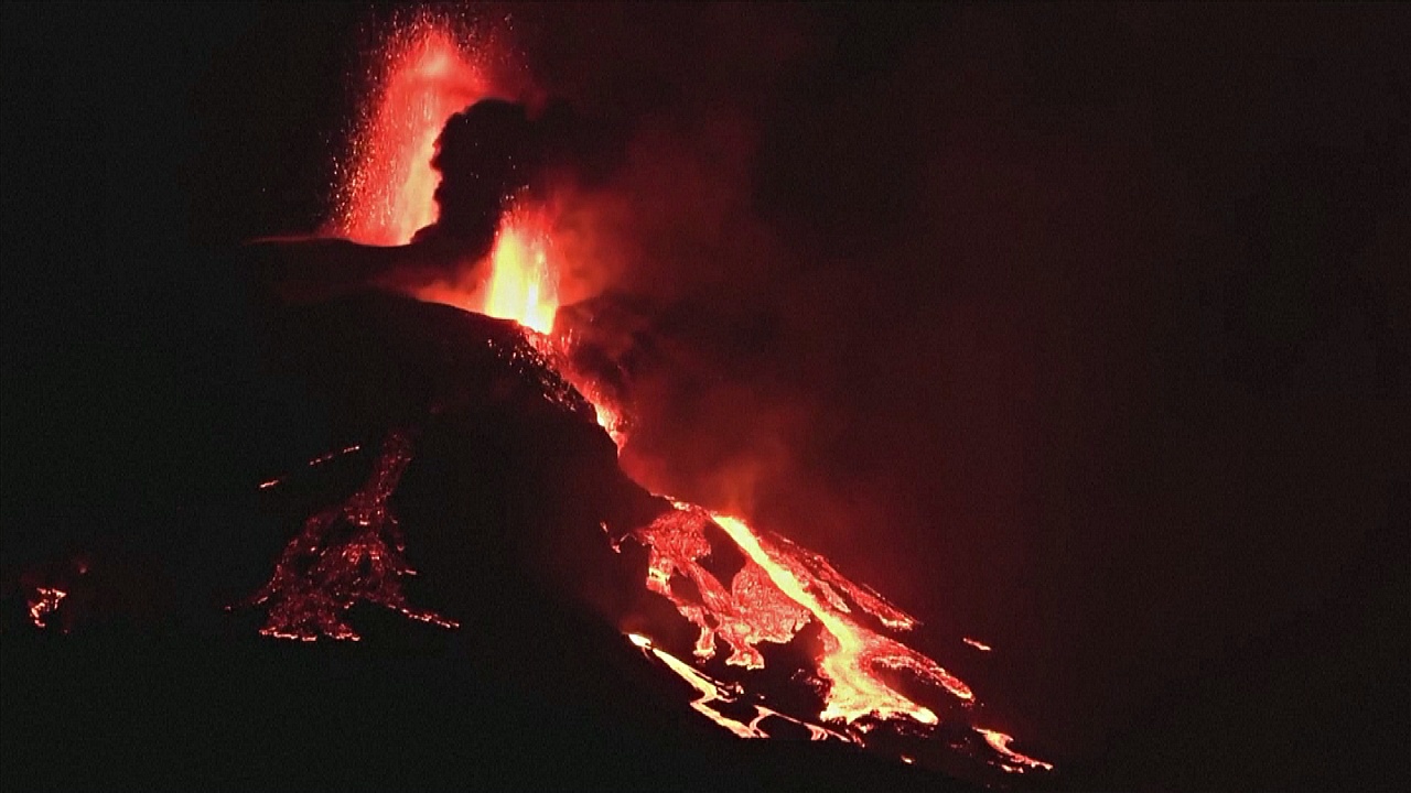 Лава вытекает из обвалившегося конуса вулкана на Пальме