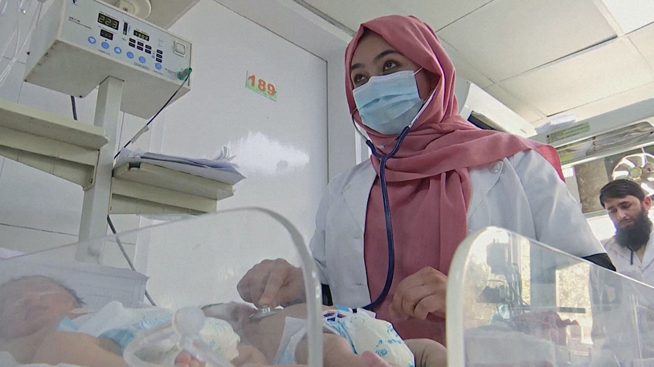 По 24 ребёнка на одну медсестру: больницам Афганистана не хватает персонала
