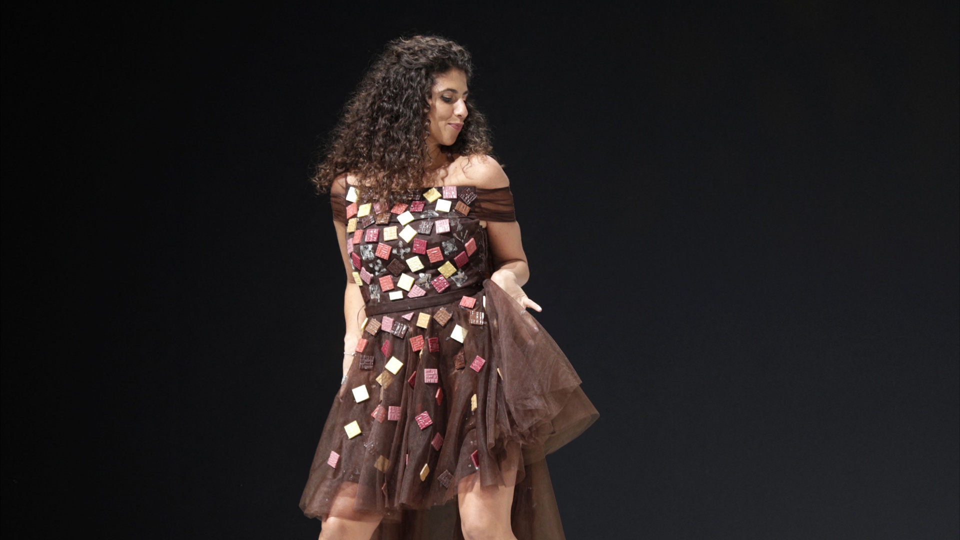Шоколадные платья очаровывают публику на выставке в Париже