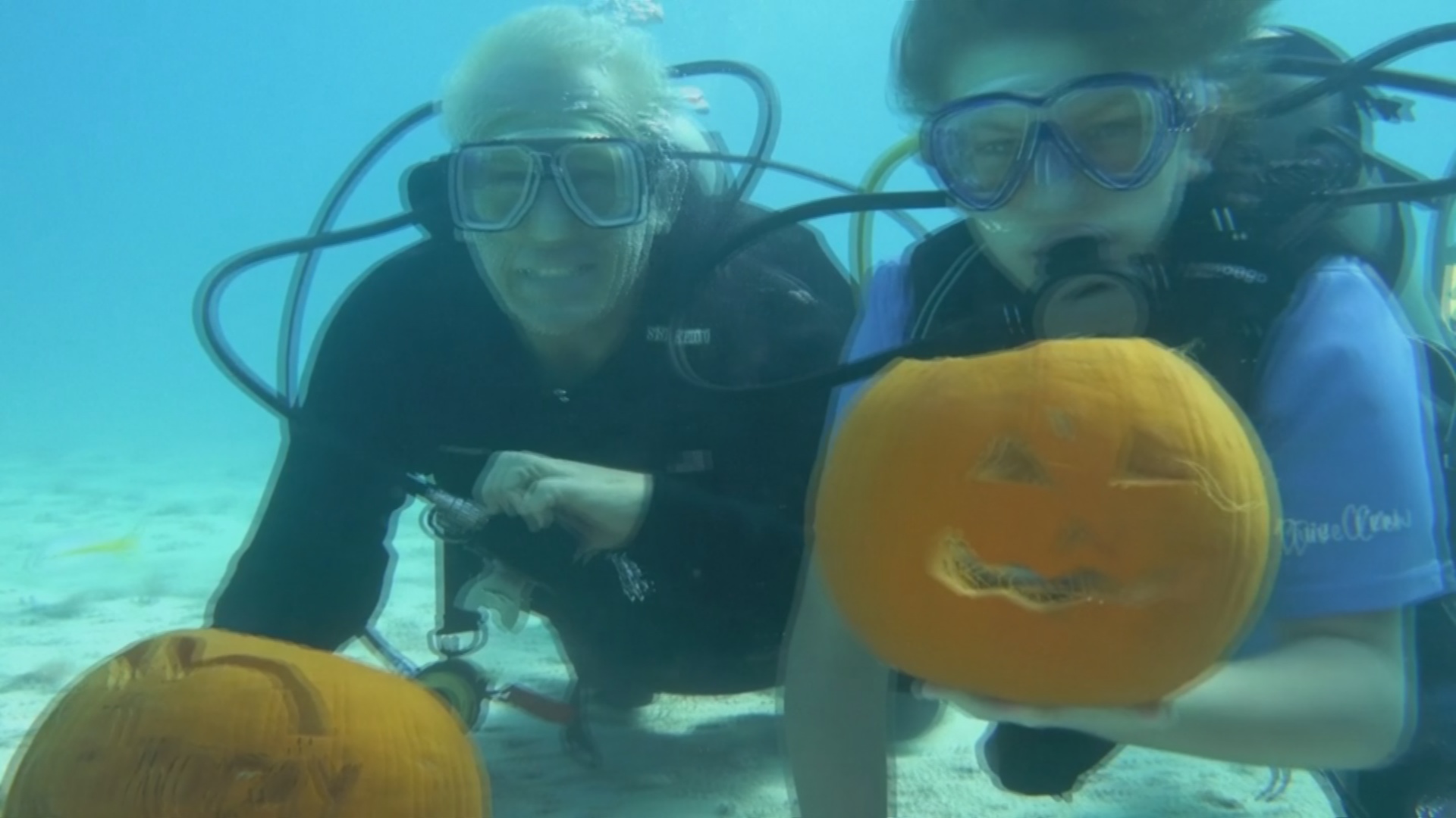 Как дайверы вырезали тыквы на Хэллоуин под водой