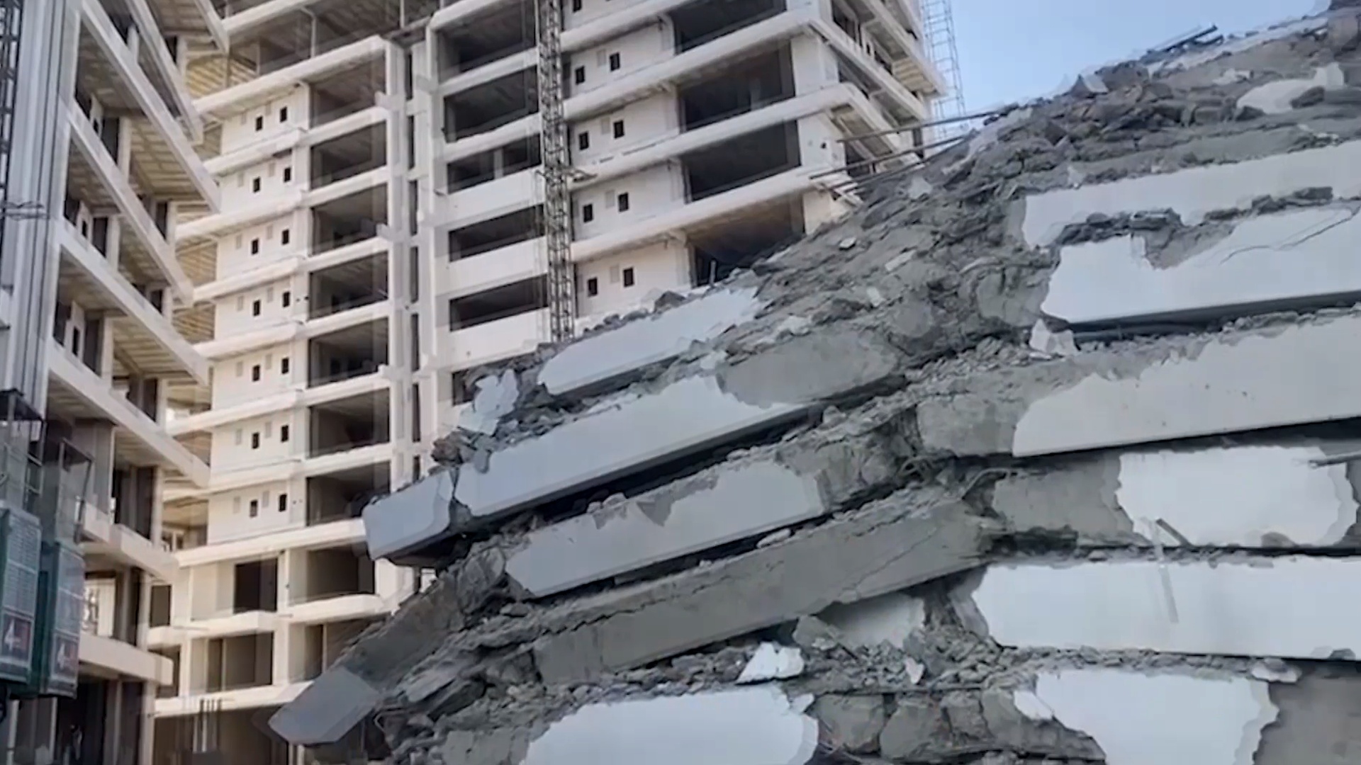 В Нигерии обрушилась многоэтажка, под завалами может находиться до 100 строителей